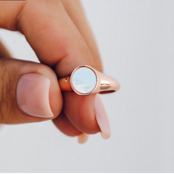 NWT Pura Vida Mother Of Pearl Signet Ring in Rose Gold - Picture 2 of 4